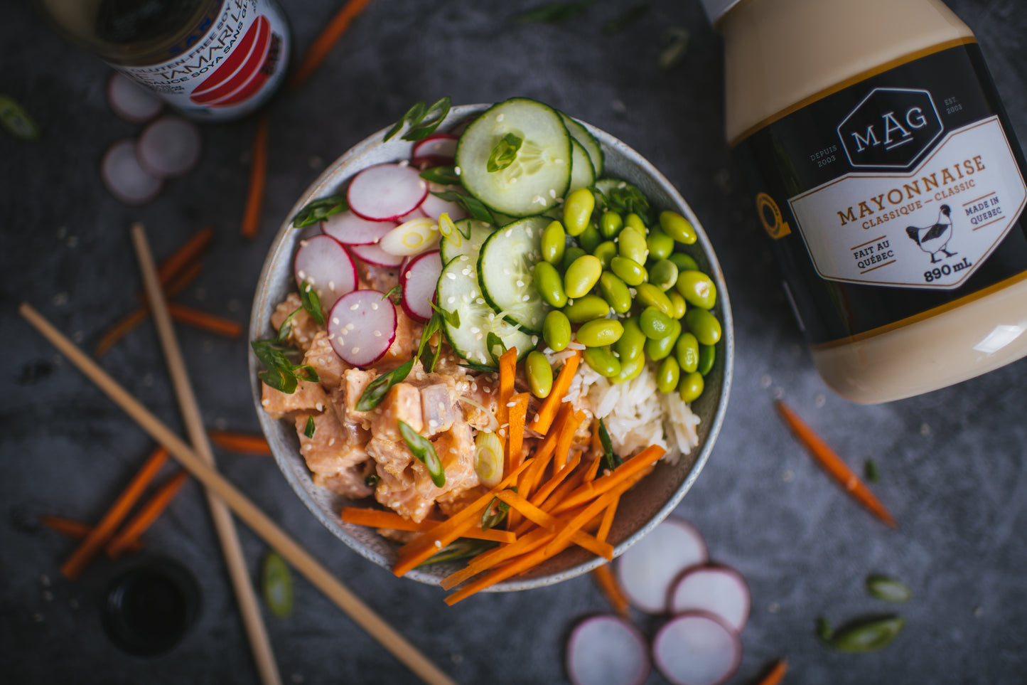 Poke bowl de saumon épicé croustillant