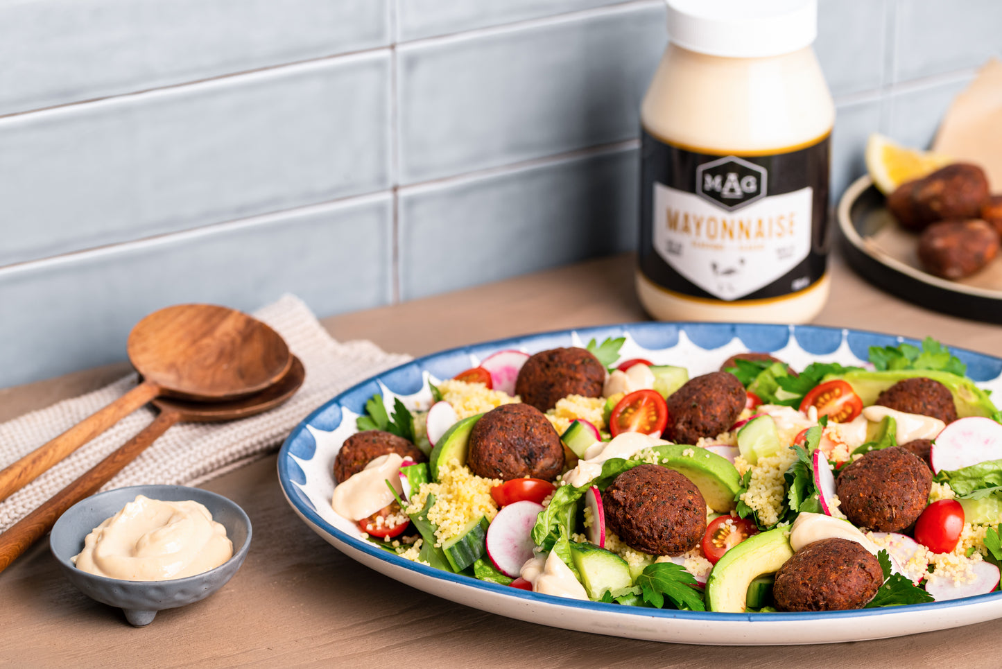 Bols de salade aux falafels et mayonnaise au tahini