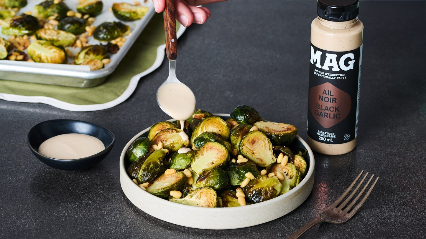Choux de Bruxelles et noix de pins rôties avec mayonnaise MAG à l’ail noir