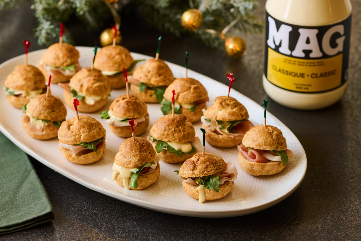 Gougères en sandwich avec prosciutto et sauce dijonnaise