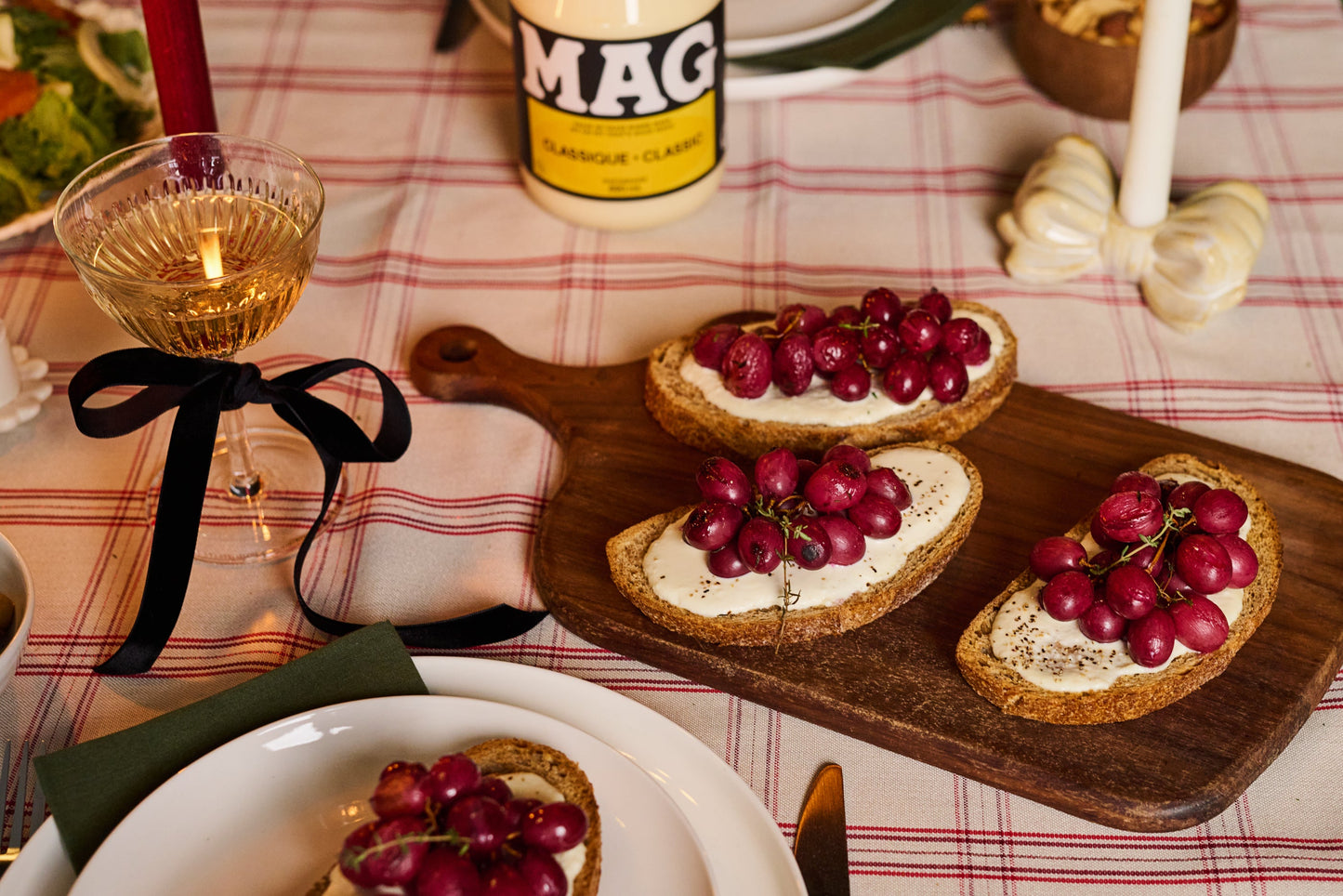 Crostinis aux raisins rôtis avec ricotta crémeuse